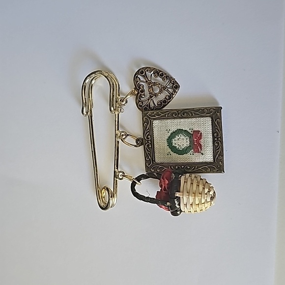 Safety Pin Dangling Charm Brooch Pin 2.75" Vintage Gold Tone Heart Flower Basket - Picture 5 of 5